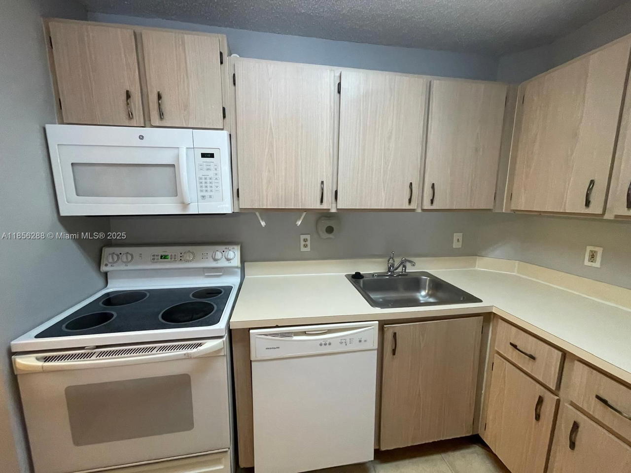 Real estate property located at 10717 Cleary Blvd #207, Broward, Lakes Of Jacaranda Condo, Plantation, FL