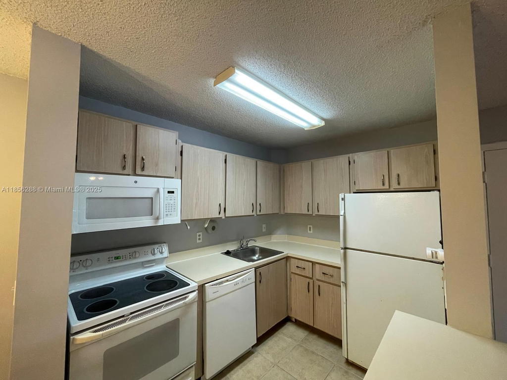 Real estate property located at 10717 Cleary Blvd #207, Broward, Lakes Of Jacaranda Condo, Plantation, FL