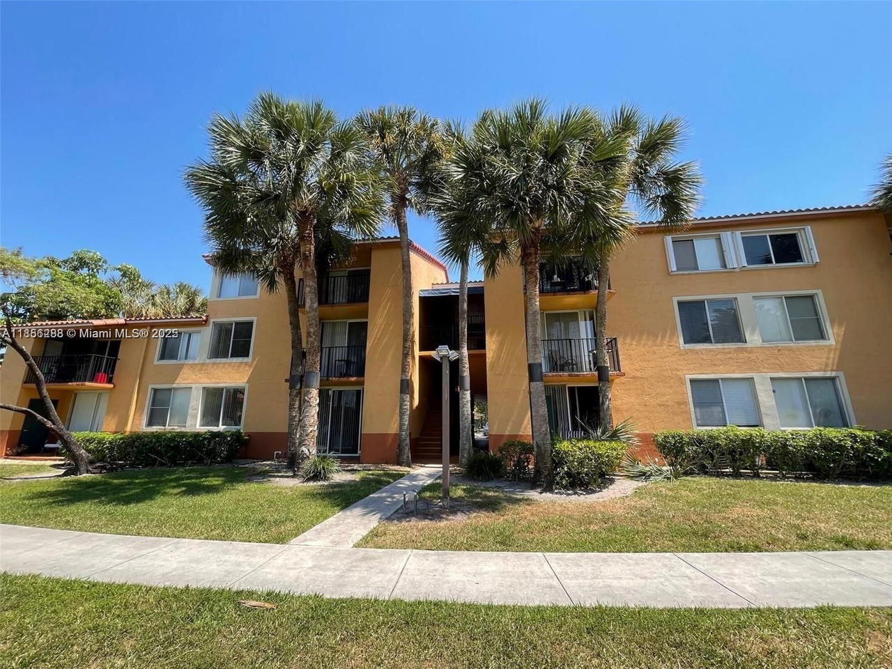 Real estate property located at 10717 Cleary Blvd #207, Broward, Lakes Of Jacaranda Condo, Plantation, FL