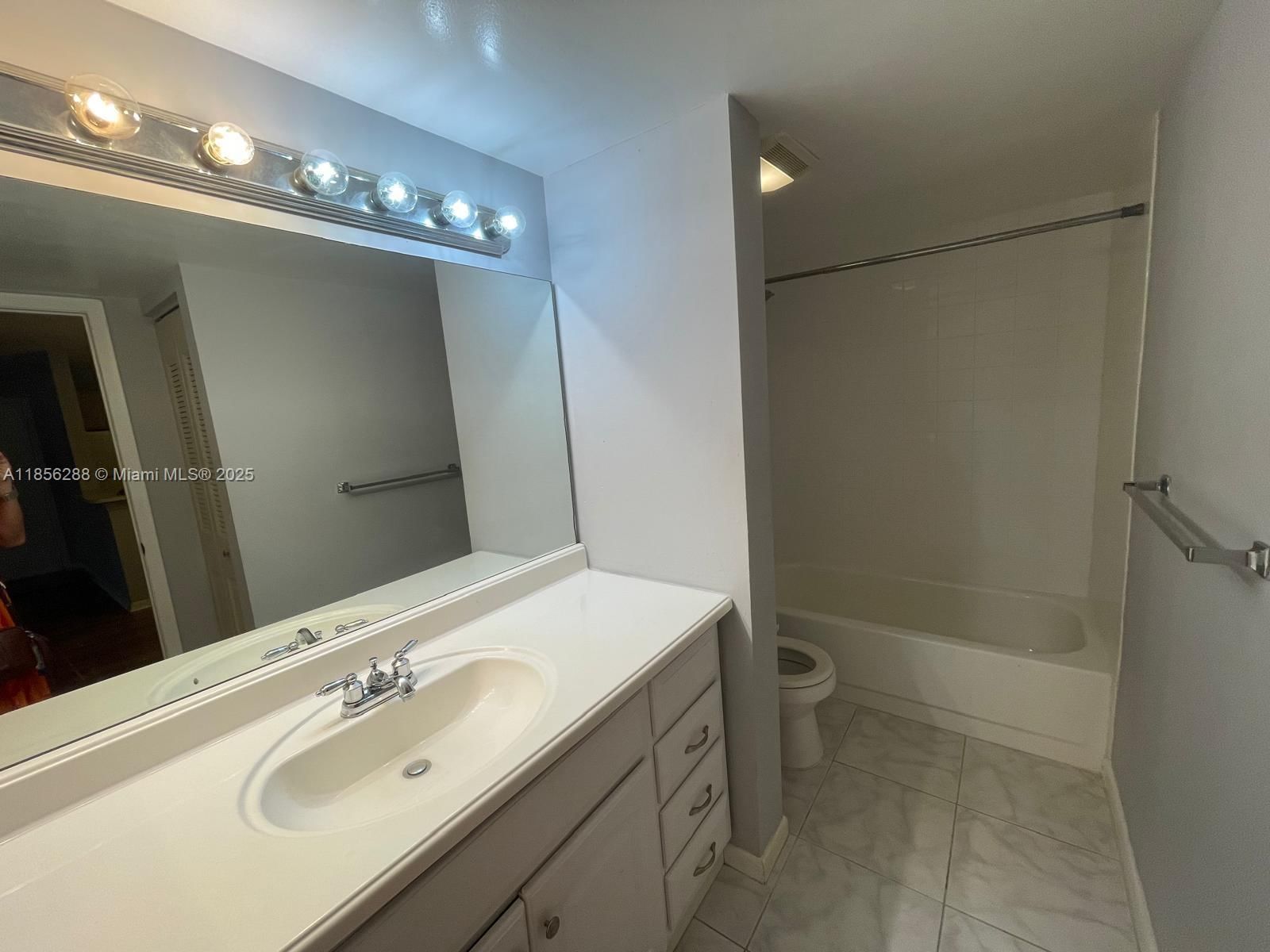 Real estate property located at 10717 Cleary Blvd #207, Broward, Lakes Of Jacaranda Condo, Plantation, FL