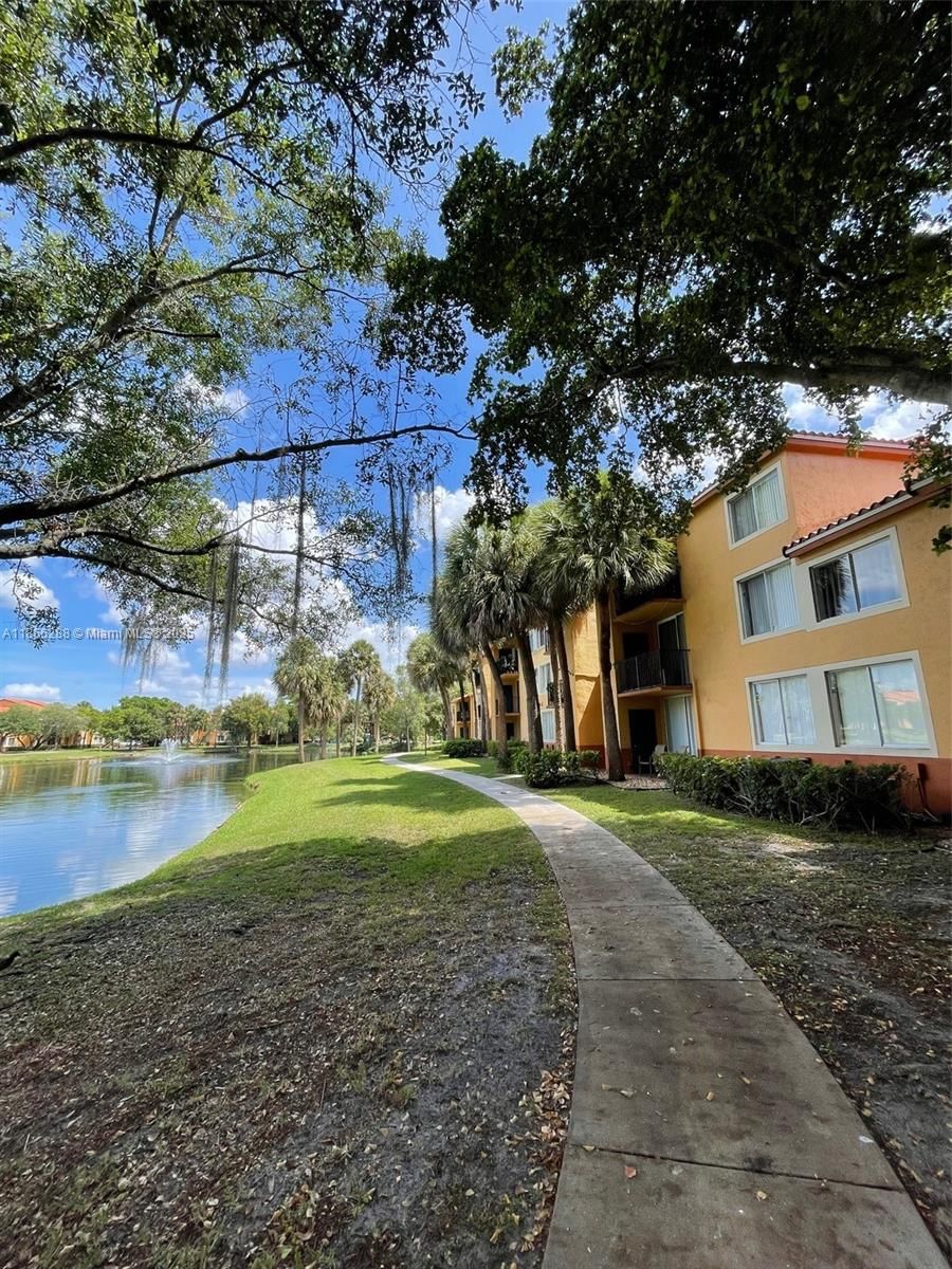 Real estate property located at 10717 Cleary Blvd #207, Broward, Lakes Of Jacaranda Condo, Plantation, FL