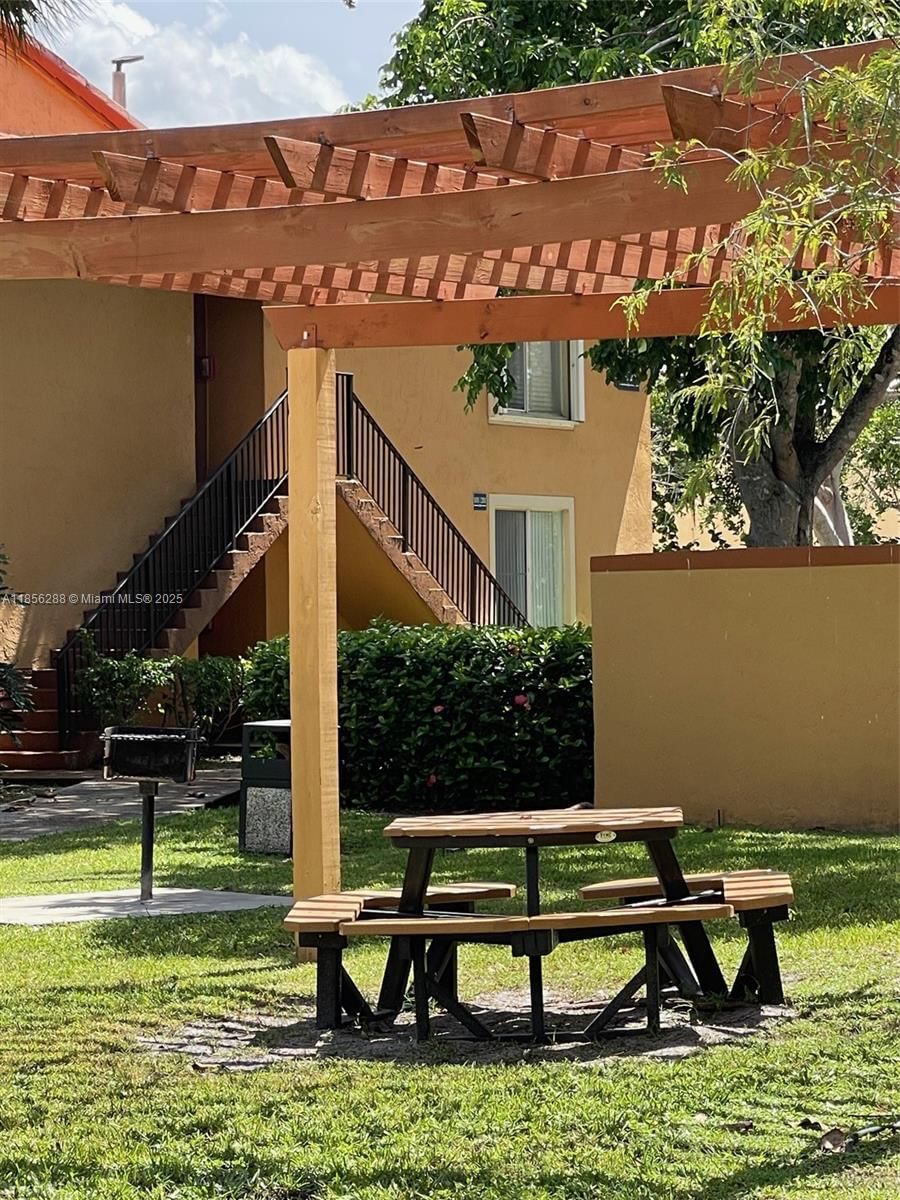 Real estate property located at 10717 Cleary Blvd #207, Broward, Lakes Of Jacaranda Condo, Plantation, FL