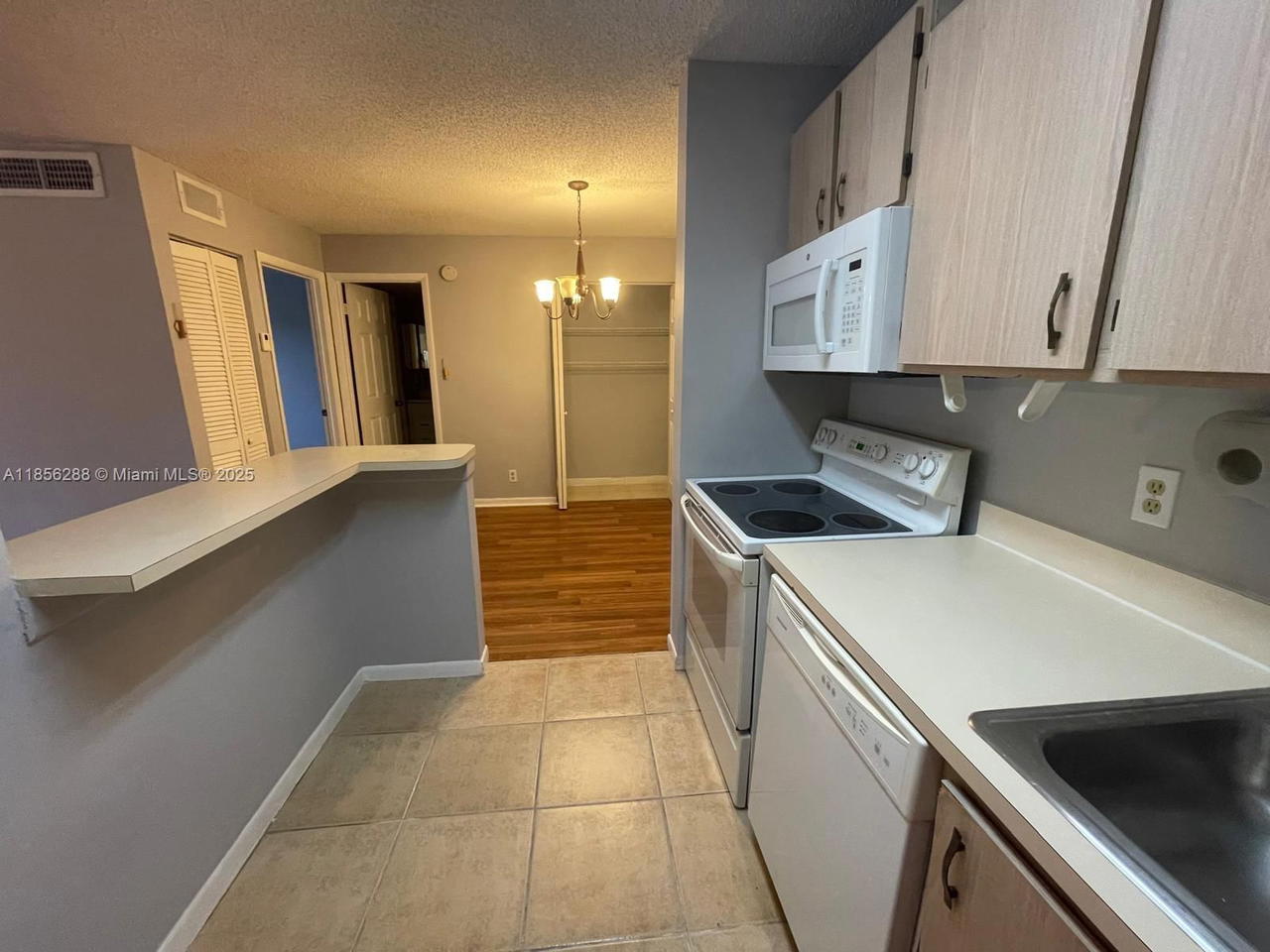 Real estate property located at 10717 Cleary Blvd #207, Broward, Lakes Of Jacaranda Condo, Plantation, FL