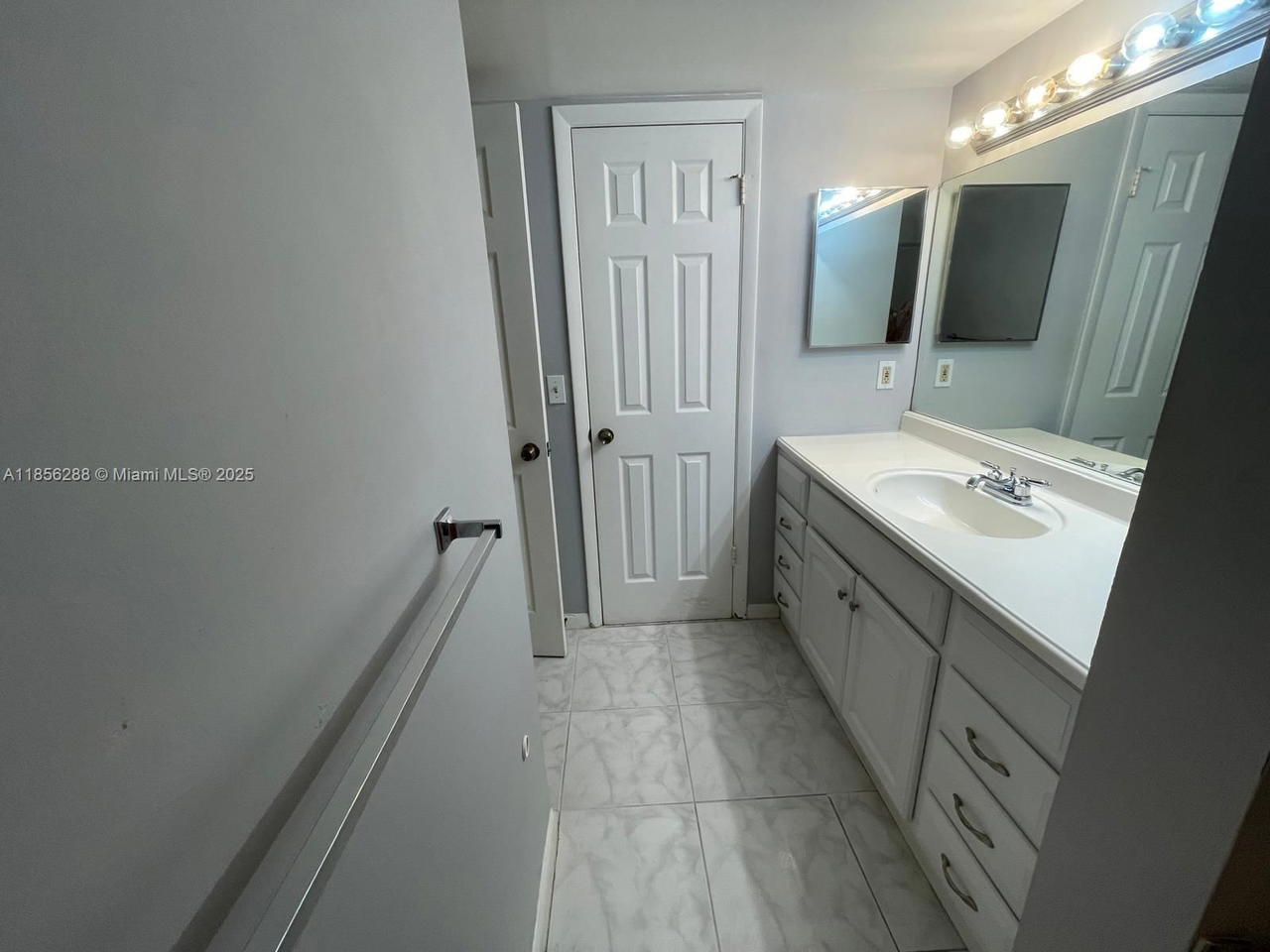 Real estate property located at 10717 Cleary Blvd #207, Broward, Lakes Of Jacaranda Condo, Plantation, FL