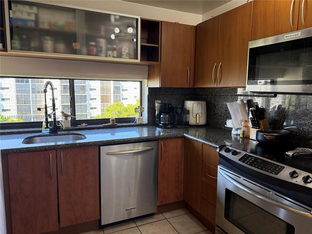Real estate property located at 16919 Bay Rd #710, Miami-dade, Plaza Of Americas Condo P, Sunny Isles Beach, FL