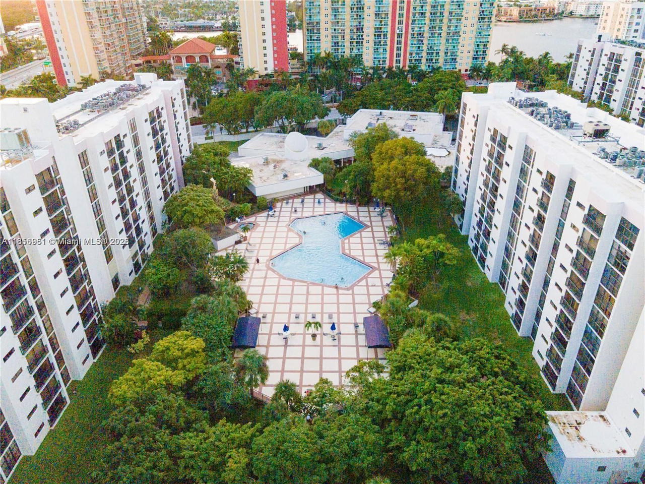 Real estate property located at 16919 Bay Rd #206, Miami-dade, Plaza Of Americas Condo P, Sunny Isles Beach, FL