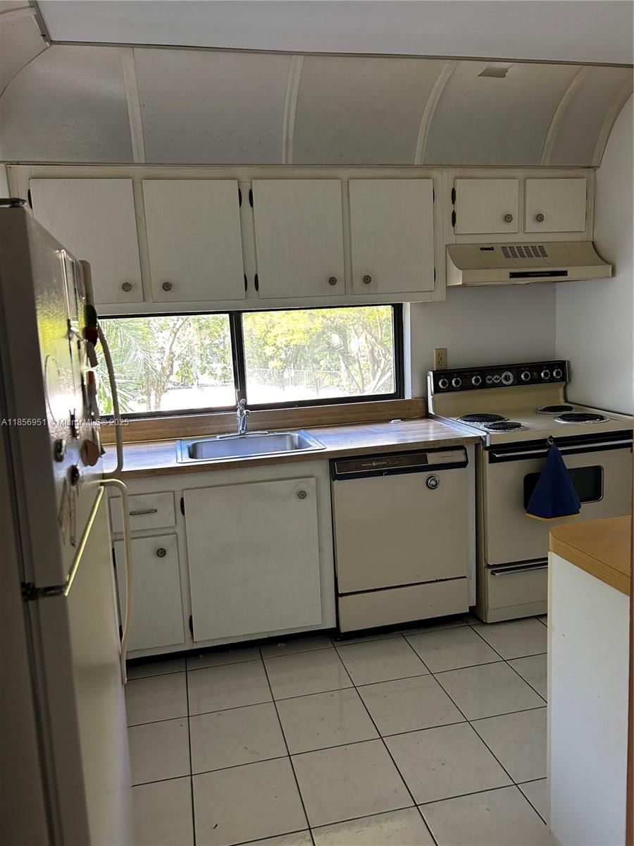Real estate property located at 16919 Bay Rd #206, Miami-dade, Plaza Of Americas Condo P, Sunny Isles Beach, FL