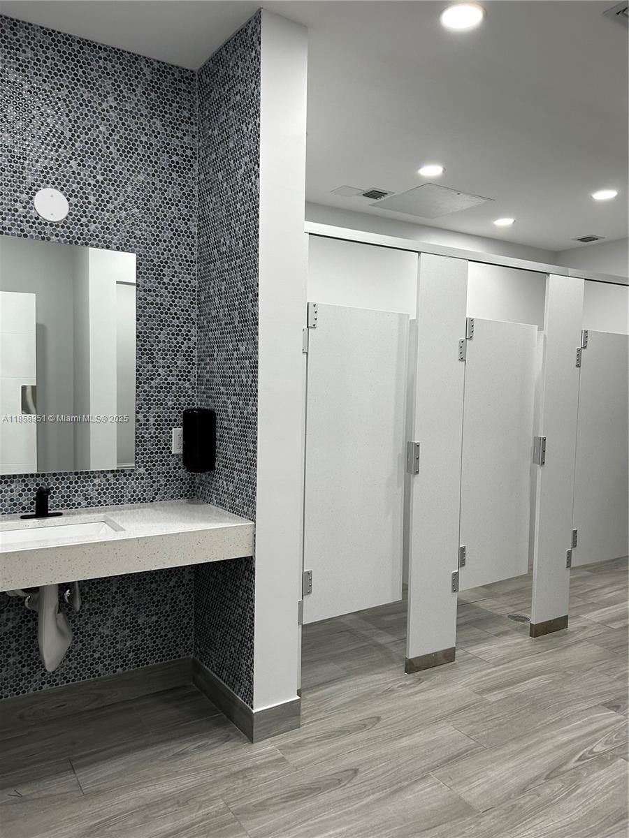 Real estate property located at 16919 Bay Rd #206, Miami-dade, Plaza Of Americas Condo P, Sunny Isles Beach, FL