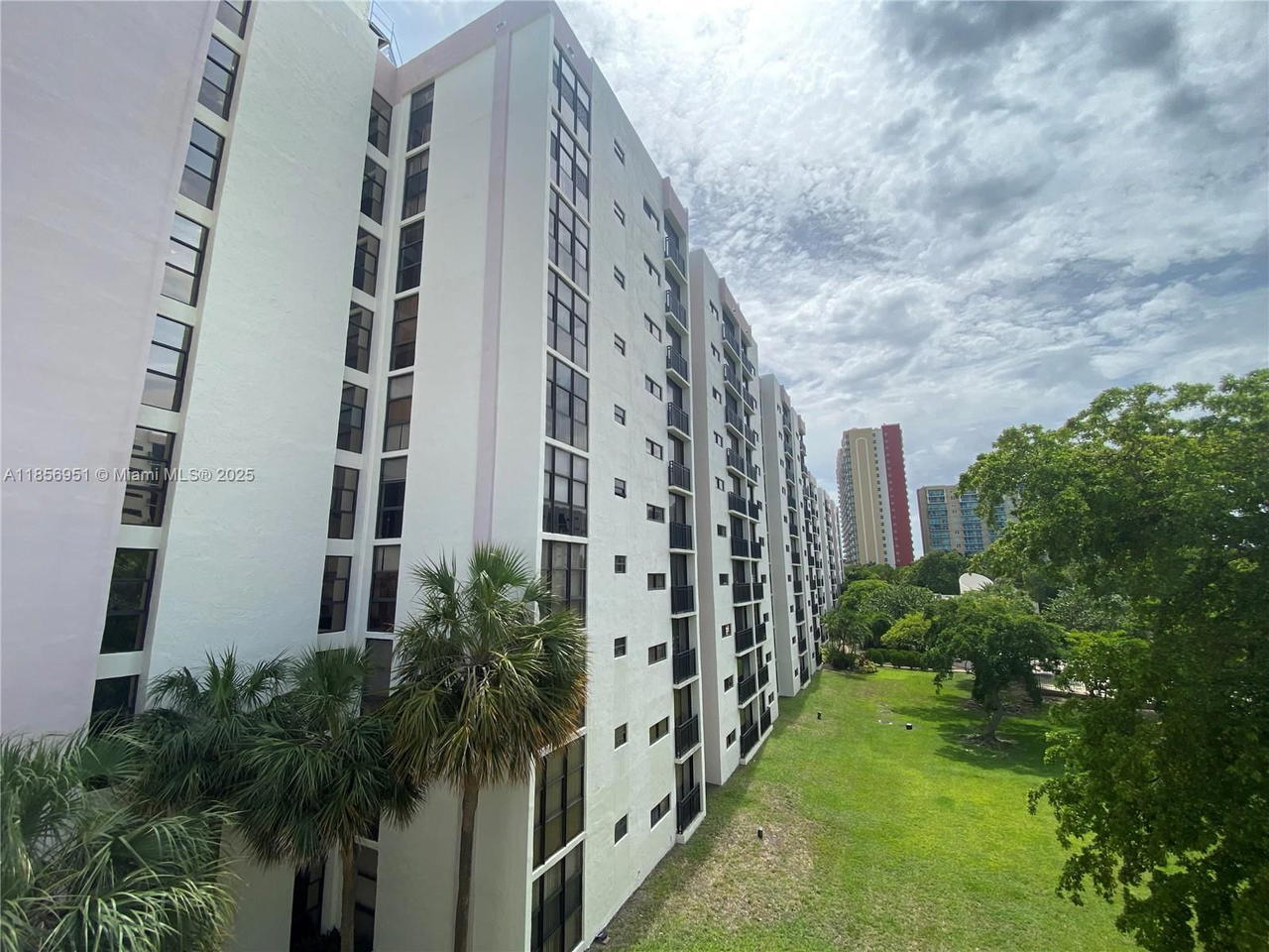 Real estate property located at 16919 Bay Rd #206, Miami-dade, Plaza Of Americas Condo P, Sunny Isles Beach, FL