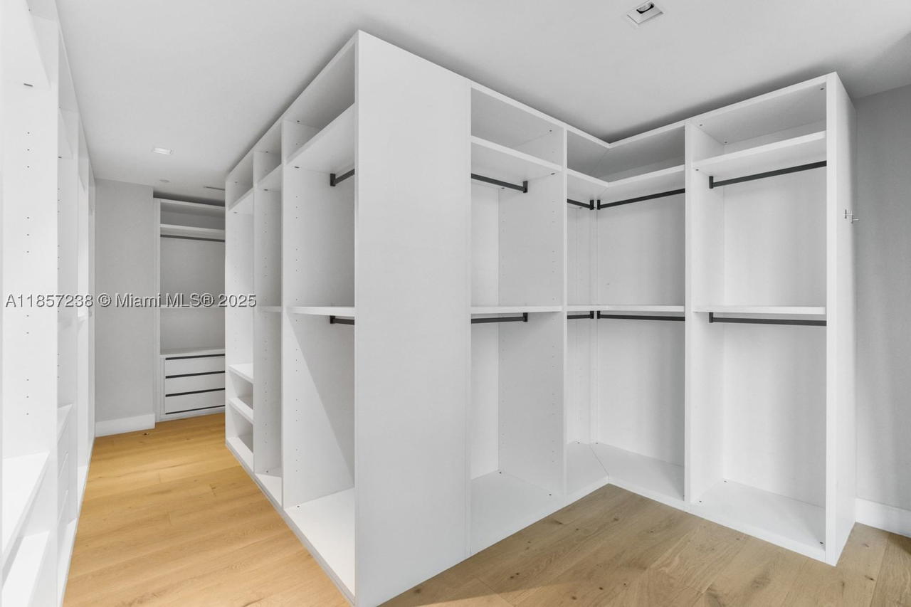 Real estate property located at 1000 Biscayne Blvd #2402, Miami-dade, One Thousand Museum Condo, Miami, FL