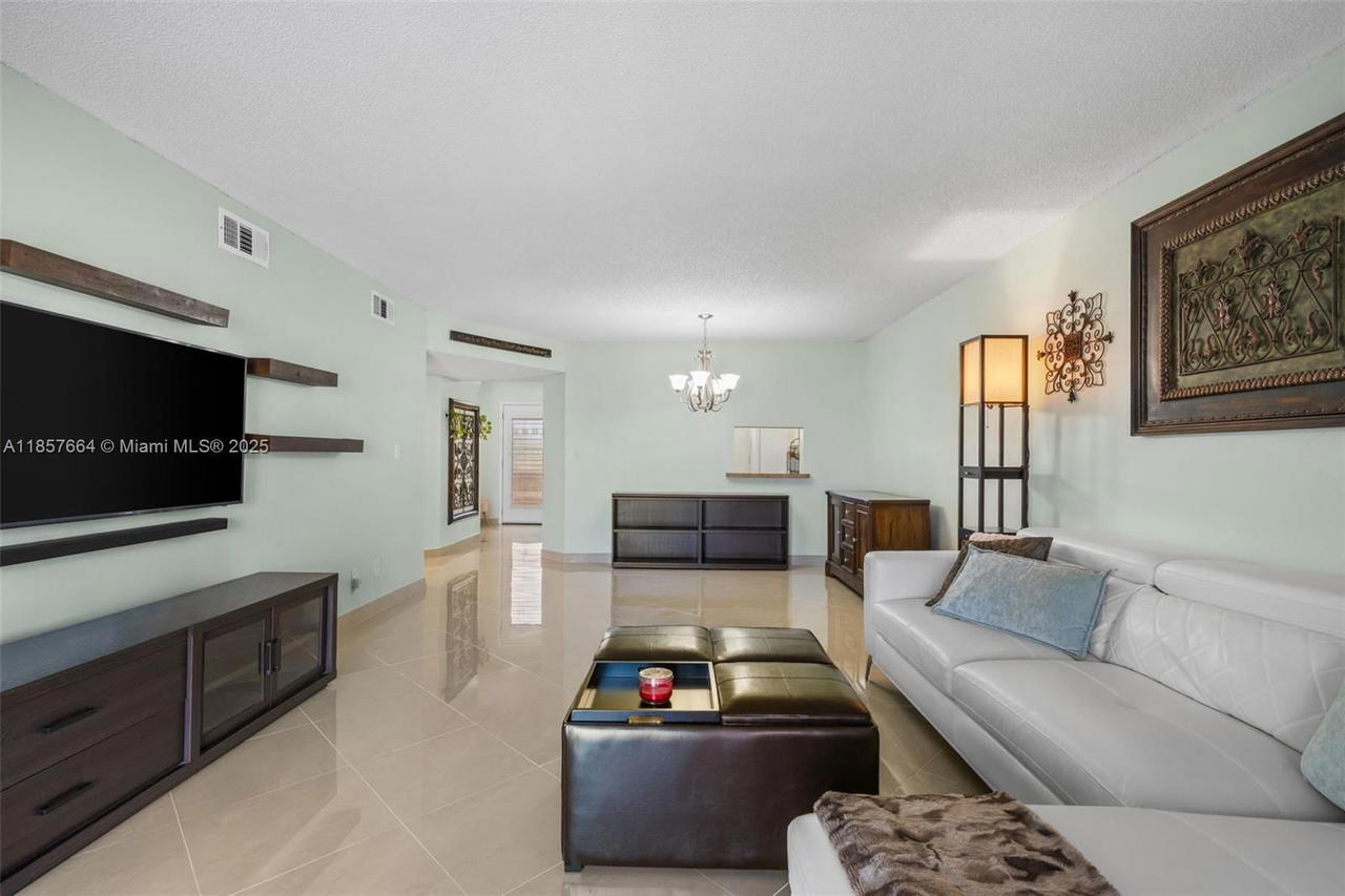 Real estate property located at 4970 Sabal Palm Blvd #403, Broward, Lakes Of Carriage Hills, Tamarac, FL