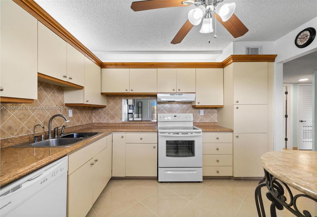 Real estate property located at 4970 Sabal Palm Blvd #403, Broward, Lakes Of Carriage Hills, Tamarac, FL