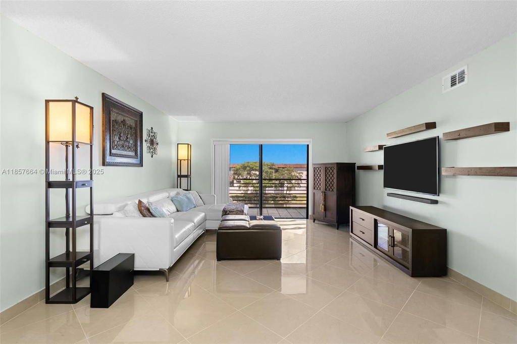Real estate property located at 4970 Sabal Palm Blvd #403, Broward, Lakes Of Carriage Hills, Tamarac, FL