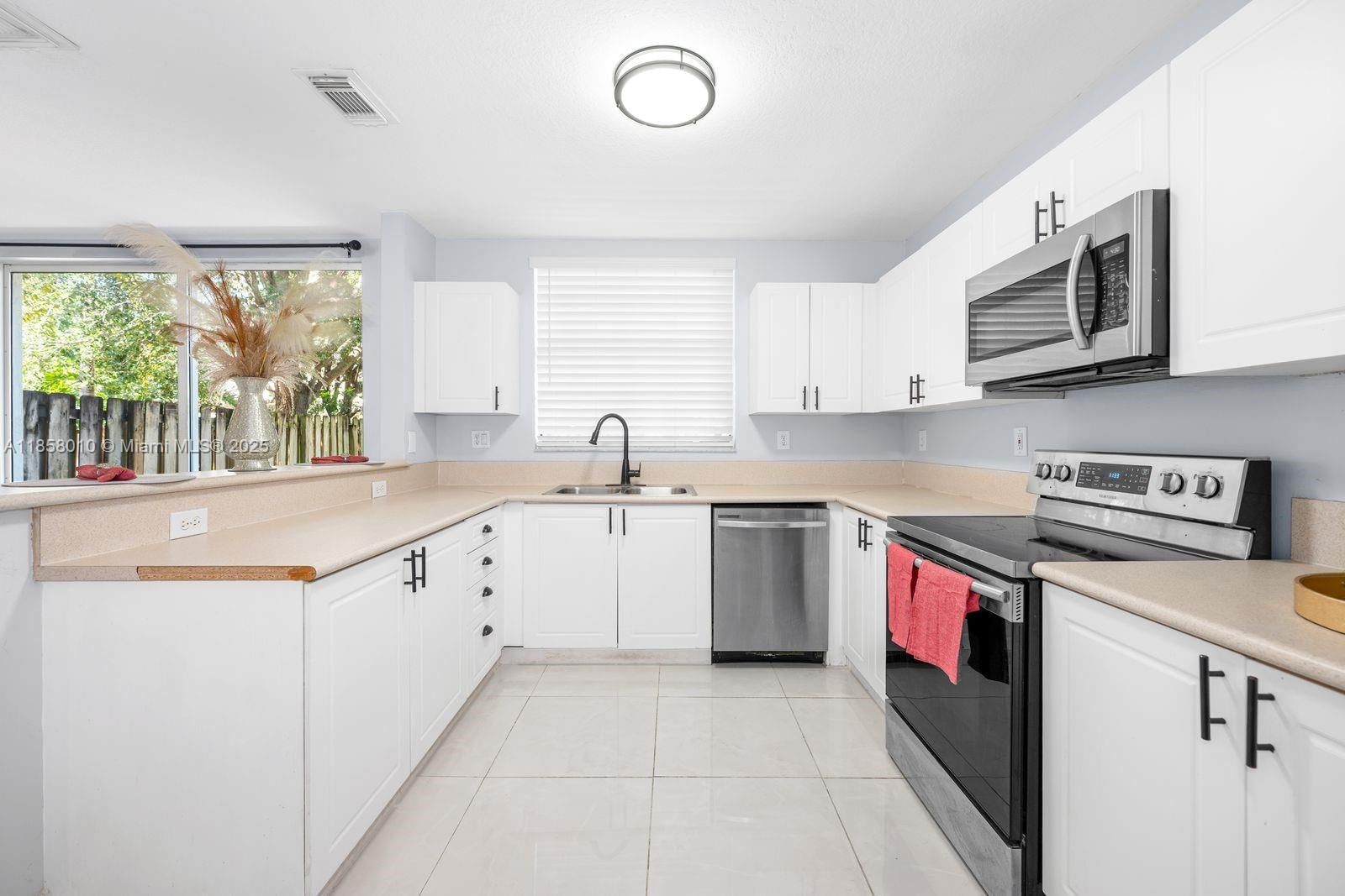 Real estate property located at 20750 79th Pl, Miami-dade, Saga Bay Townhomes 1st Ad, Cutler Bay, FL