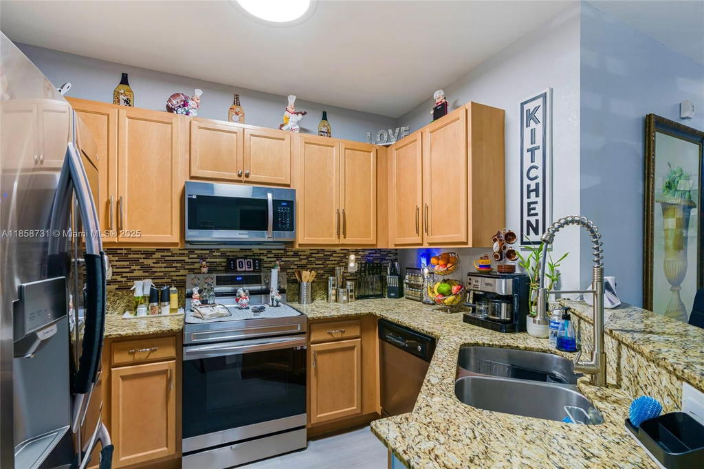 Real estate property located at 27356 142nd Ct, Miami-dade, Mandarin Lakes, Homestead, FL