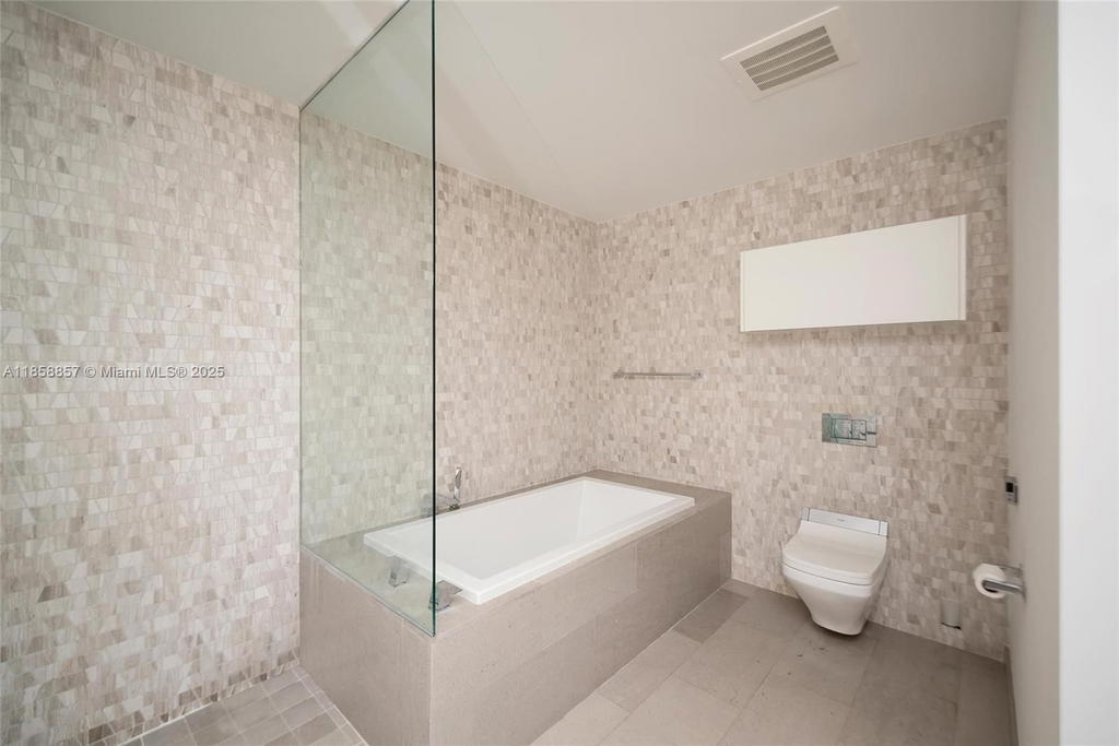 Real estate property located at 68 6th St #1008, Miami-dade, Reach Condo, Miami, FL