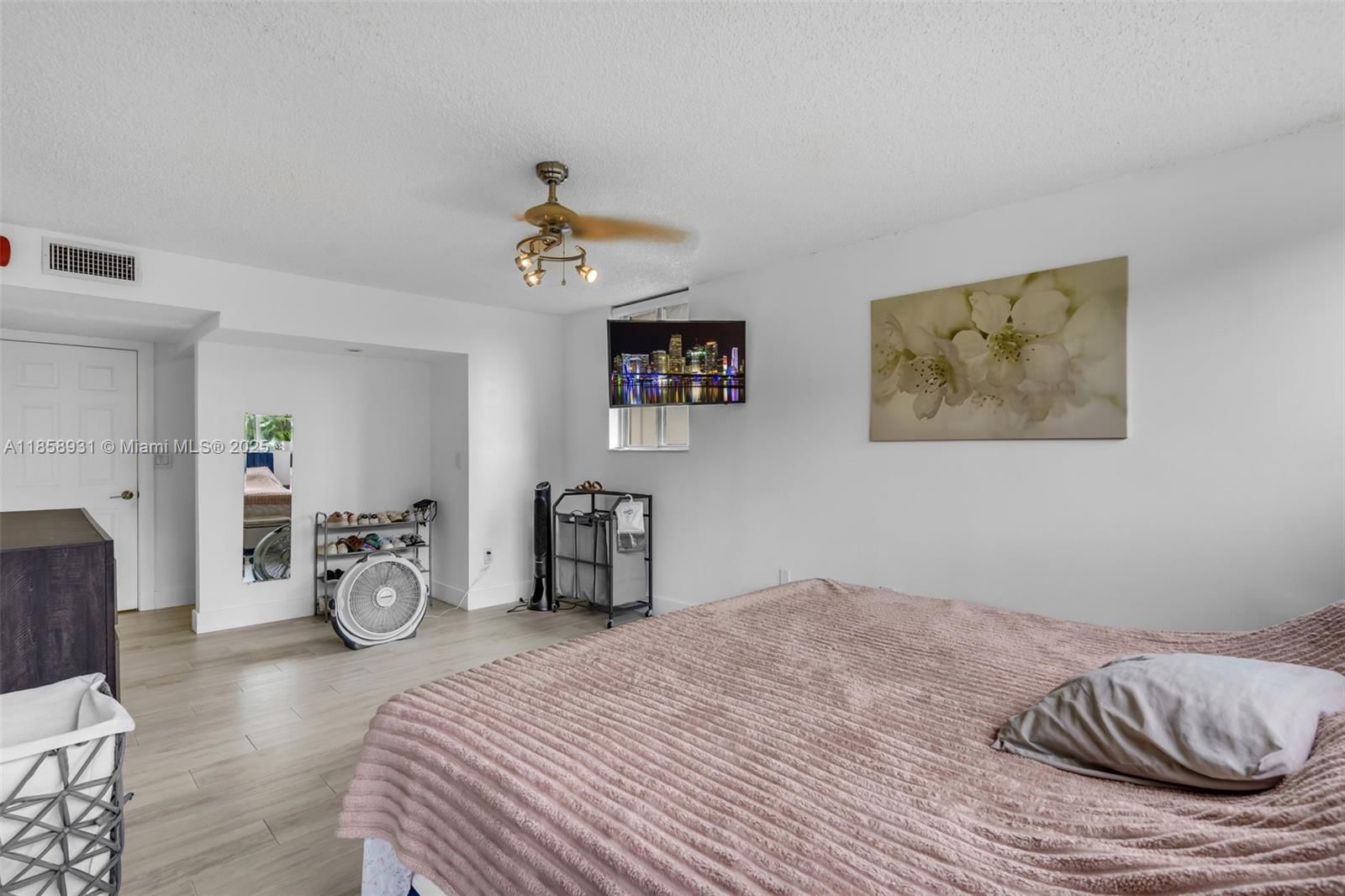 Real estate property located at 9735 52nd St #223, Miami-dade, Doral Oaks Condo #1, Doral, FL