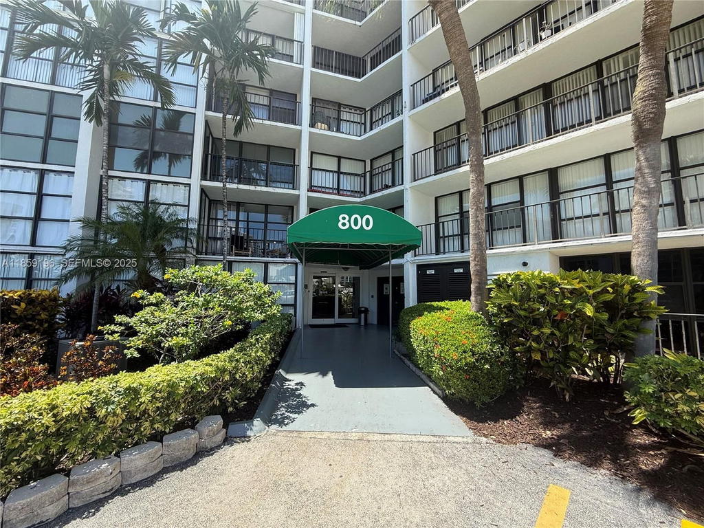 Real estate property located at 800 Parkview Dr #405, Broward, Oceanview Park Condo, Hallandale Beach, FL