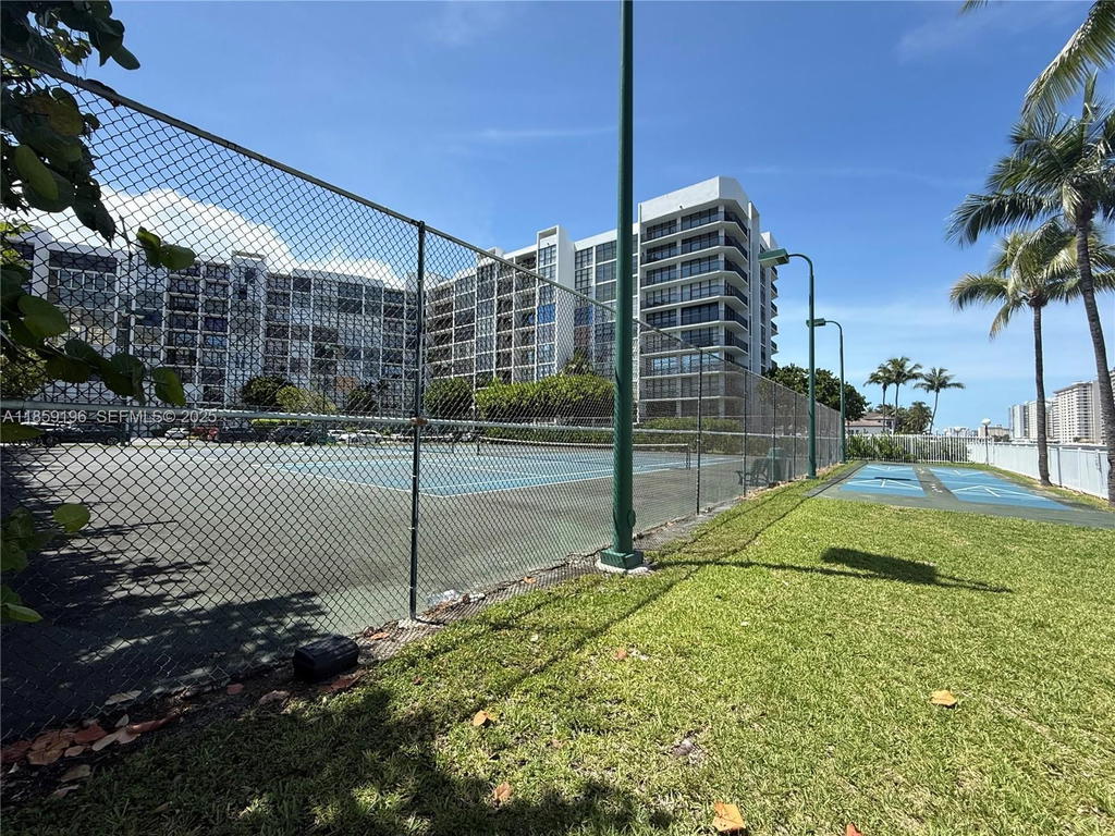 Real estate property located at 800 Parkview Dr #405, Broward, Oceanview Park Condo, Hallandale Beach, FL
