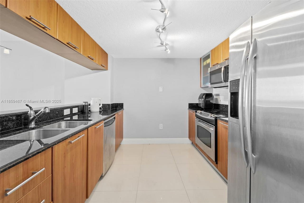 Real estate property located at 1800 Bayshore Dr #3704, Miami-dade, 1800 Club Condo, Miami, FL