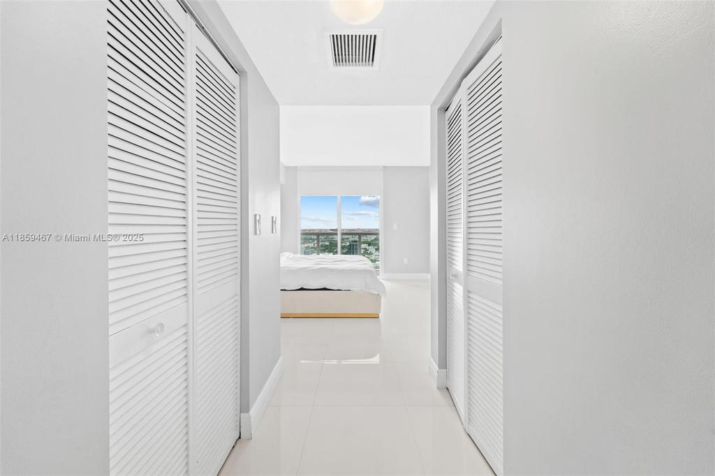 Real estate property located at 1800 Bayshore Dr #3704, Miami-dade, 1800 Club Condo, Miami, FL