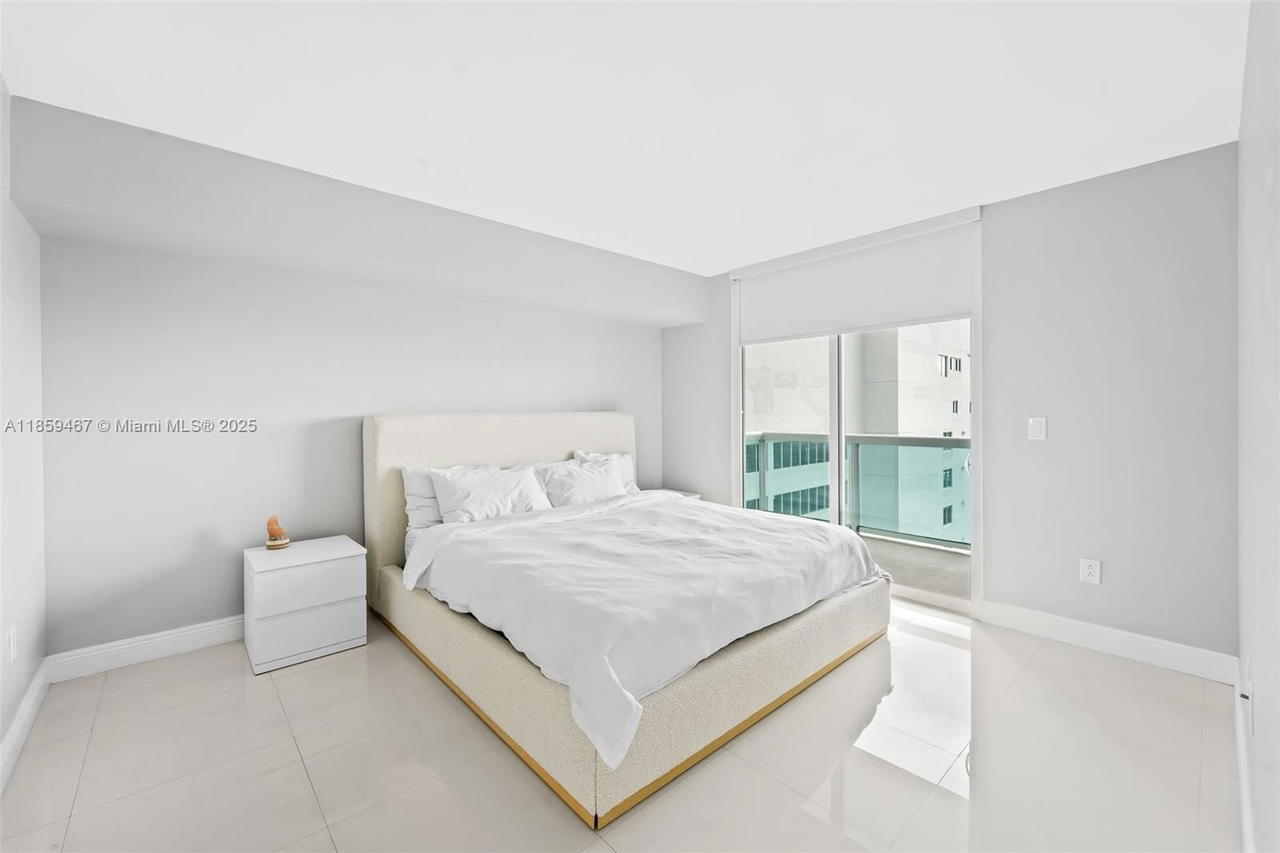 Real estate property located at 1800 Bayshore Dr #3704, Miami-dade, 1800 Club Condo, Miami, FL