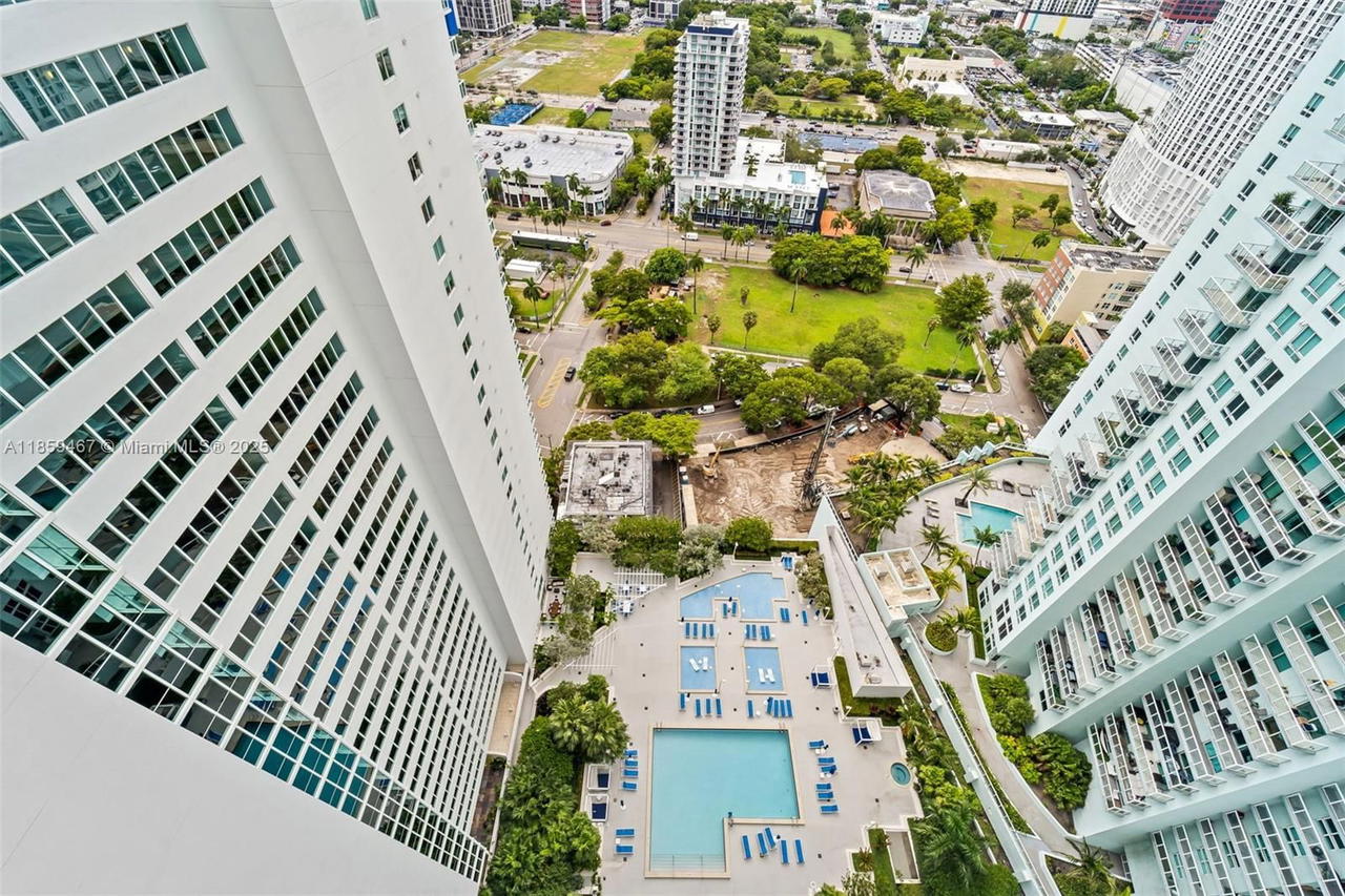 Real estate property located at 1800 Bayshore Dr #3704, Miami-dade, 1800 Club Condo, Miami, FL