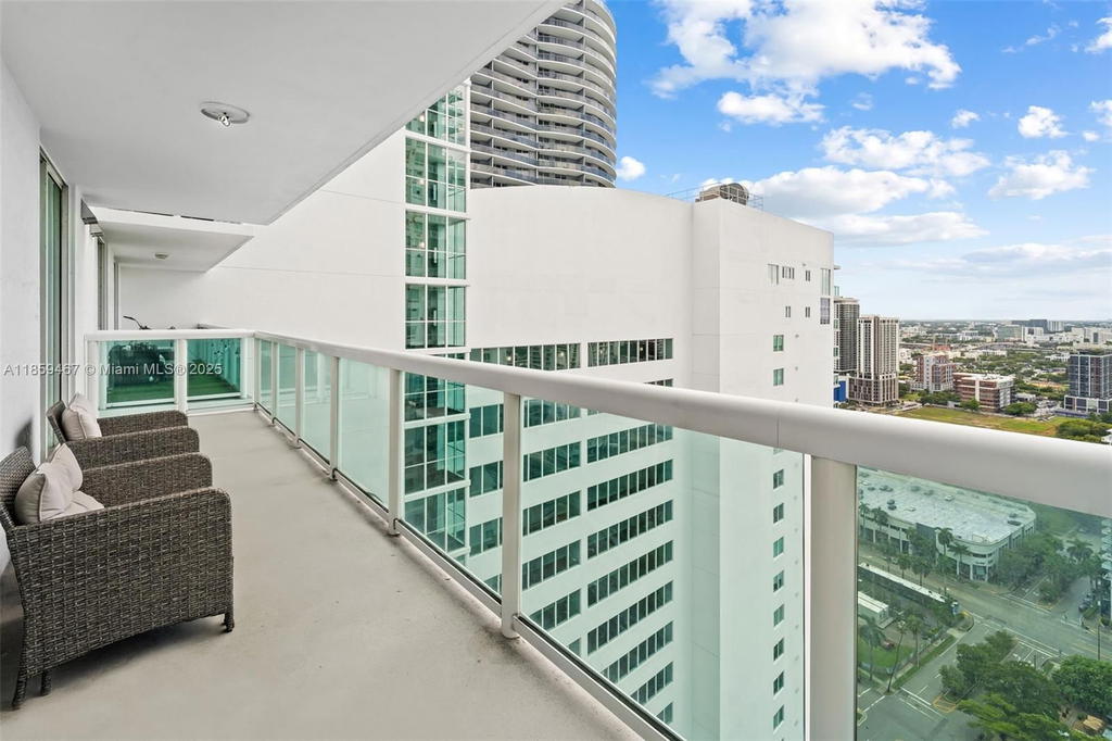 Real estate property located at 1800 Bayshore Dr #3704, Miami-dade, 1800 Club Condo, Miami, FL
