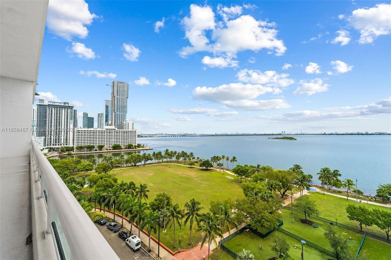Real estate property located at 1800 Bayshore Dr #3704, Miami-dade, 1800 Club Condo, Miami, FL