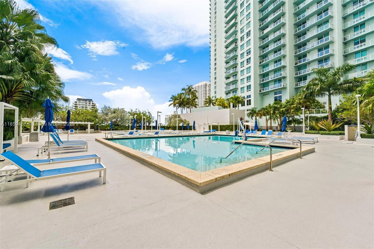 Real estate property located at 1800 Bayshore Dr #3704, Miami-dade, 1800 Club Condo, Miami, FL