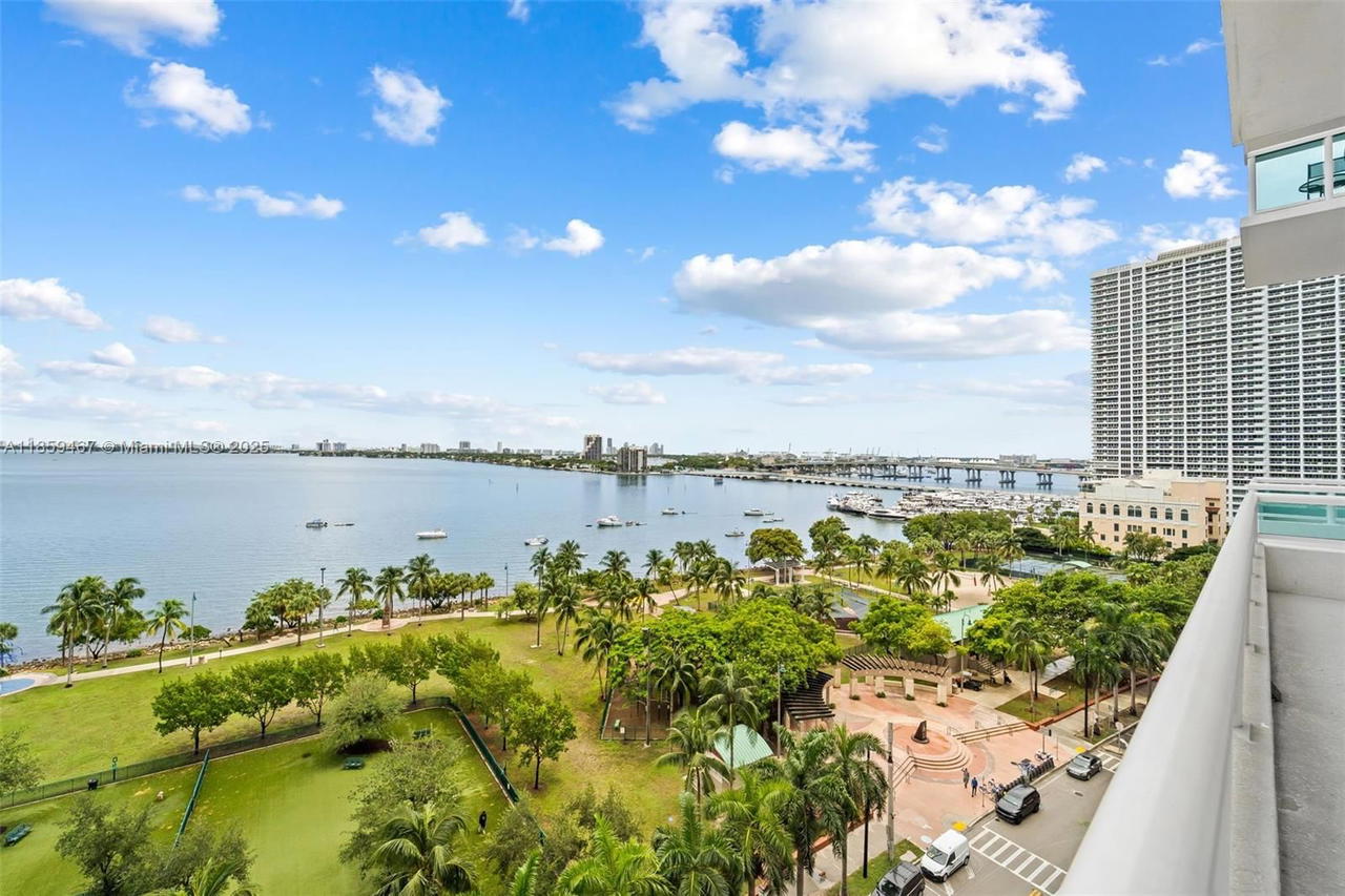 Real estate property located at 1800 Bayshore Dr #3704, Miami-dade, 1800 Club Condo, Miami, FL