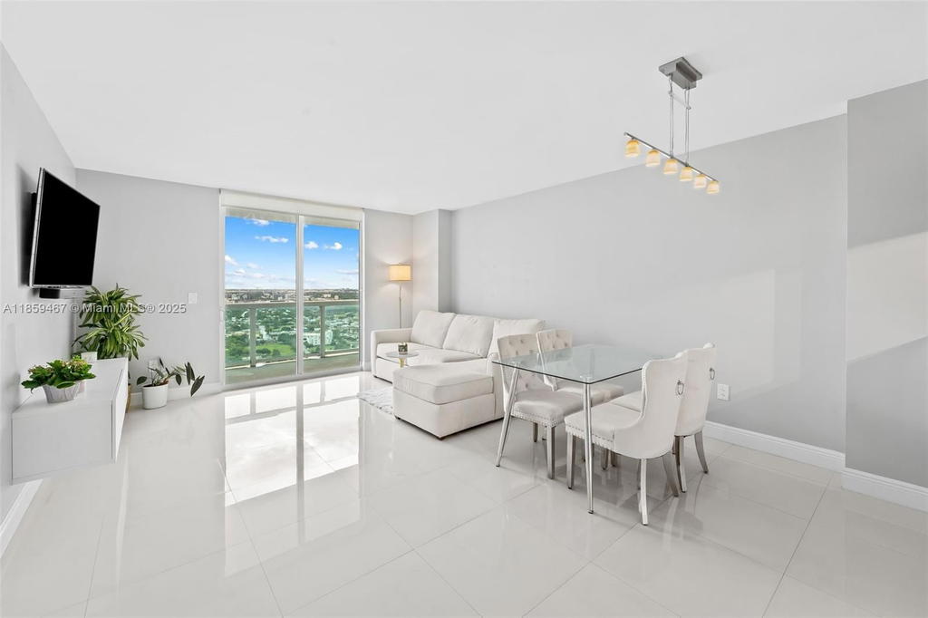 Real estate property located at 1800 Bayshore Dr #3704, Miami-dade, 1800 Club Condo, Miami, FL