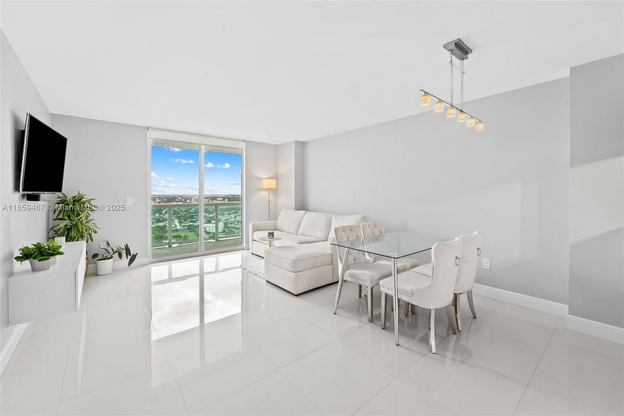 Real estate property located at 1800 Bayshore Dr #3704, Miami-dade, 1800 Club Condo, Miami, FL