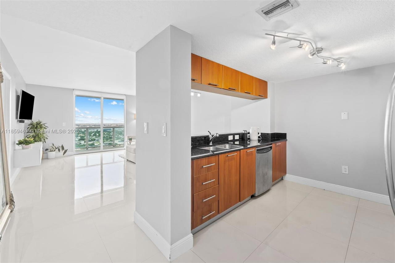 Real estate property located at 1800 Bayshore Dr #3704, Miami-dade, 1800 Club Condo, Miami, FL