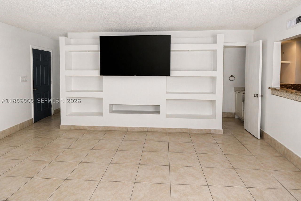 Real estate property located at 7501 Kimberly Blvd #104, Broward, Cross Briar I Condo, North Lauderdale, FL