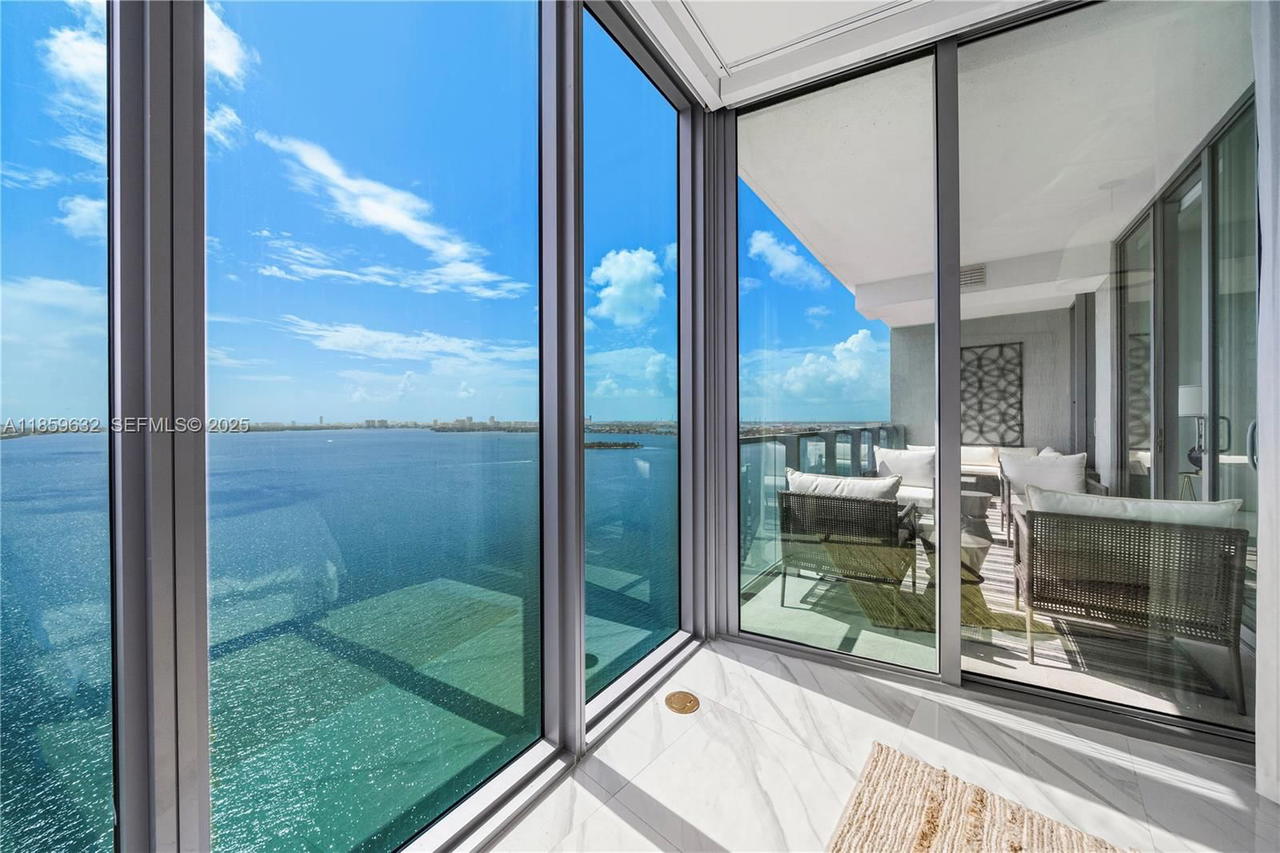 Real estate property located at 2900 7th Avenue #2303, Miami-dade, Biscayne Beach Condo, Miami, FL