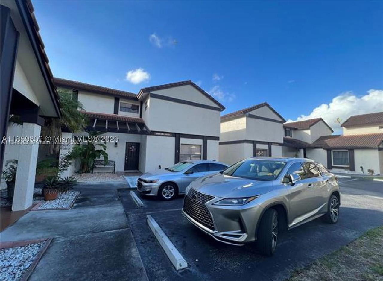 Real estate property located at 4910 149th Ct #11B, Miami-dade, Lakes Meadow Vilg Homes C, Miami, FL