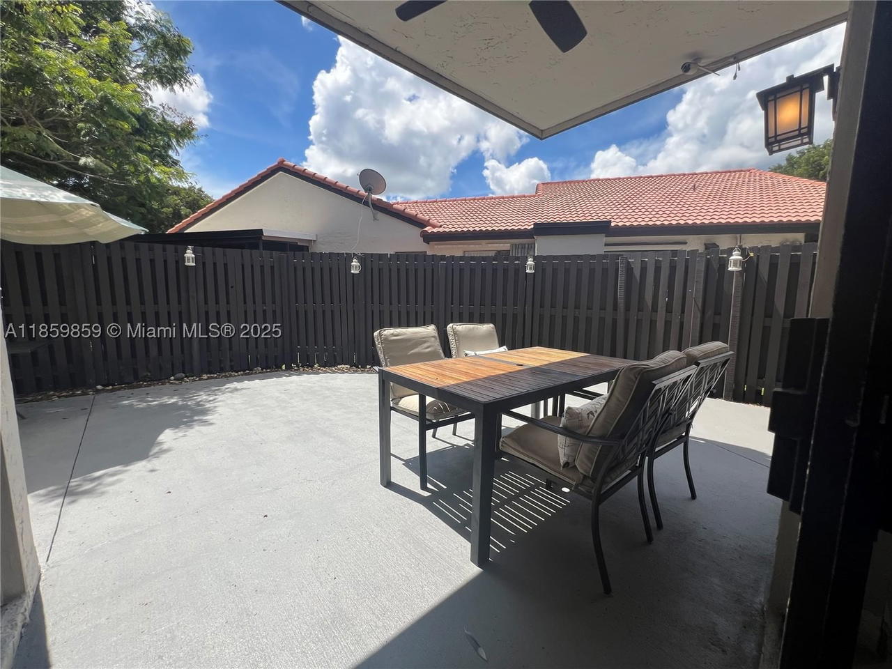 Real estate property located at 4910 149th Ct #11B, Miami-dade, Lakes Meadow Vilg Homes C, Miami, FL