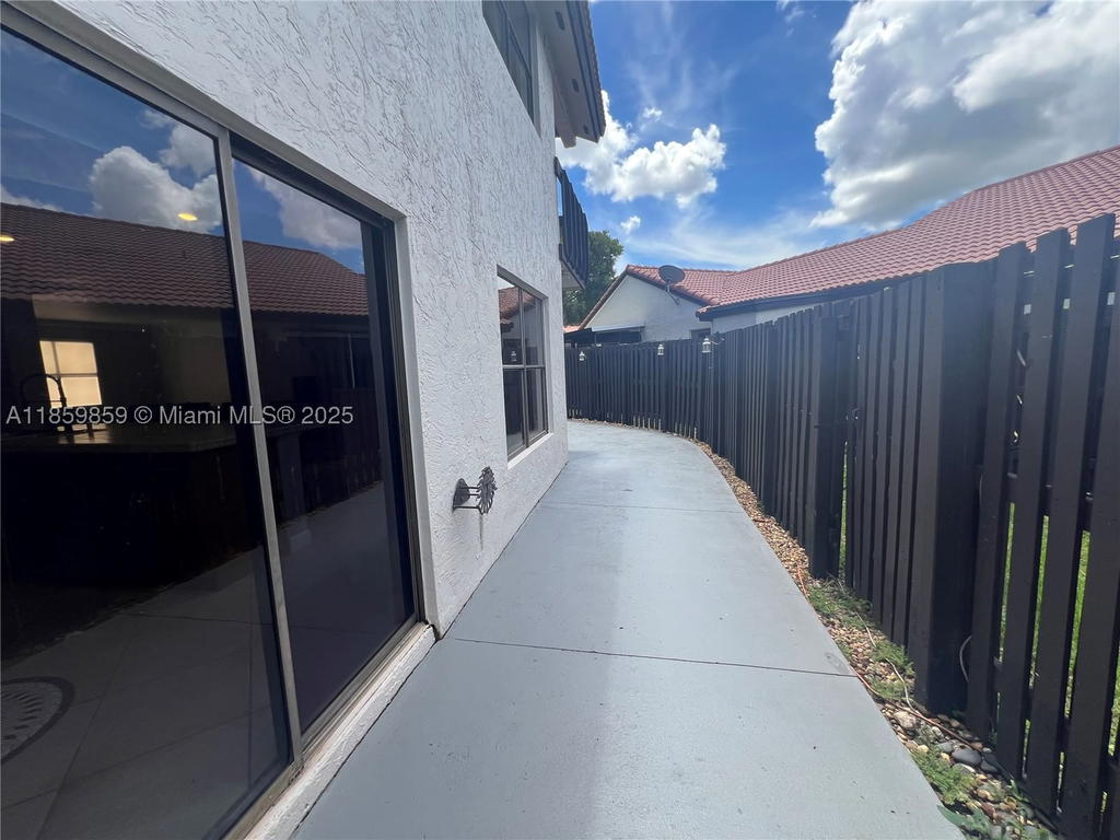 Real estate property located at 4910 149th Ct #11B, Miami-dade, Lakes Meadow Vilg Homes C, Miami, FL