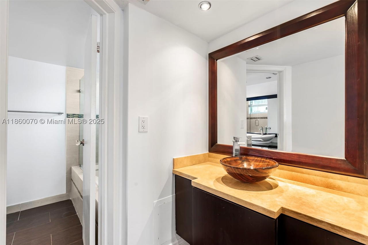 Real estate property located at 2401 Collins Ave #1808, Miami-dade, The Riviera Condo, Miami Beach, FL