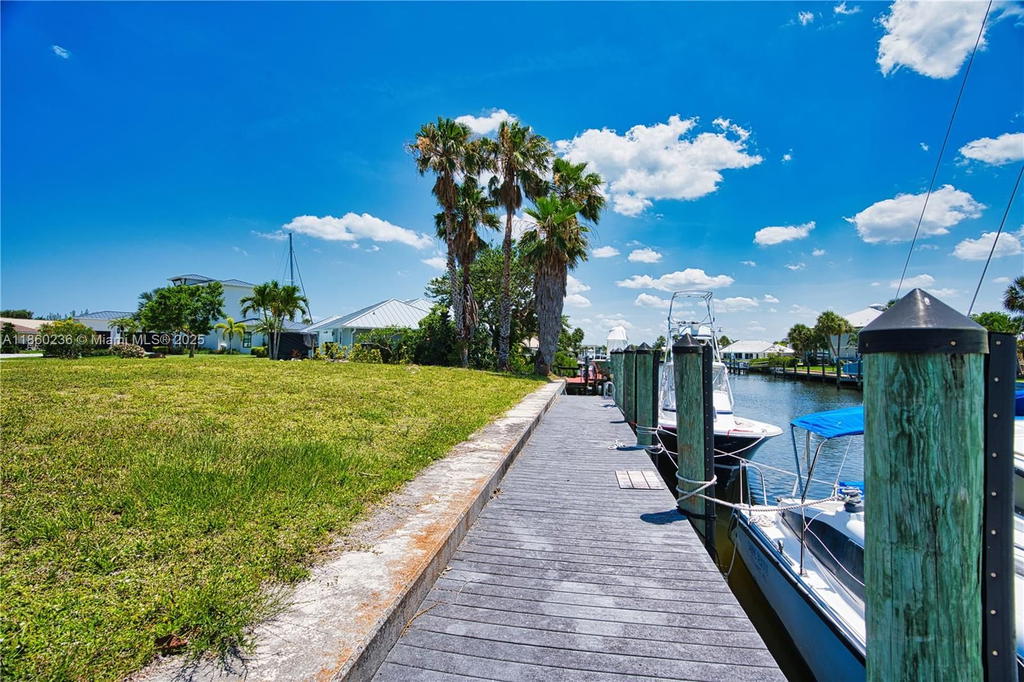 Real estate property located at 16 Crown Ct, St Lucie, Queen's Cove Unit 1, Fort Pierce, FL