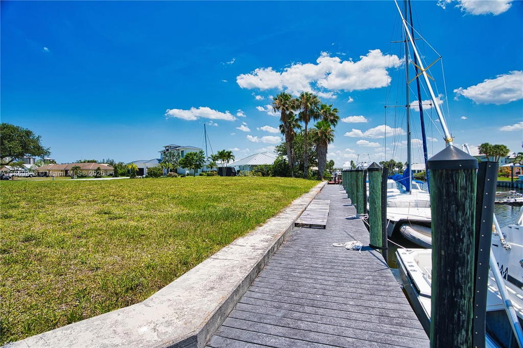 Real estate property located at 16 Crown Ct, St Lucie, Queen's Cove Unit 1, Fort Pierce, FL
