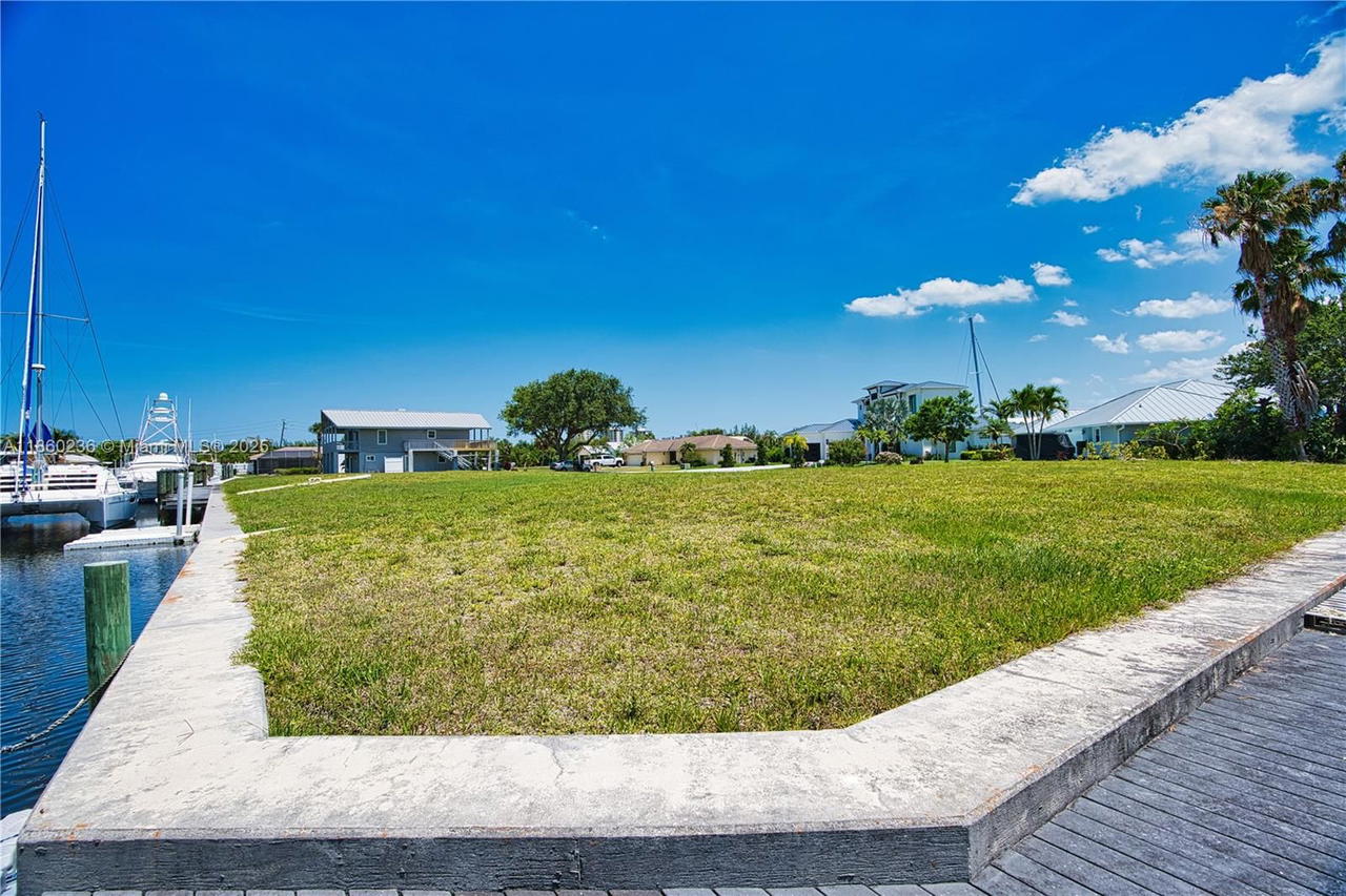 Real estate property located at 16 Crown Ct, St Lucie, Queen's Cove Unit 1, Fort Pierce, FL