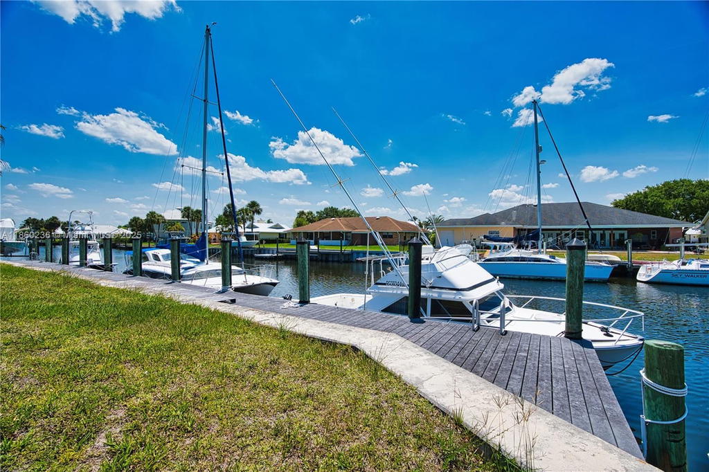 Real estate property located at 16 Crown Ct, St Lucie, Queen's Cove Unit 1, Fort Pierce, FL
