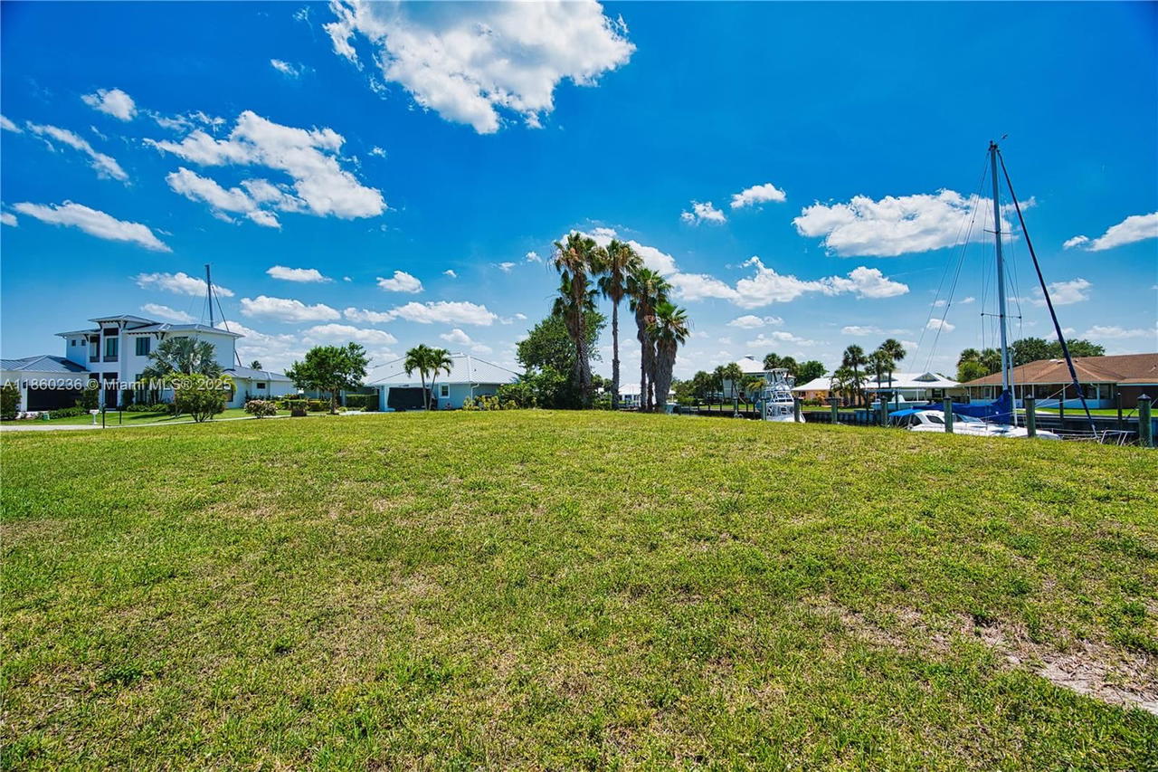 Real estate property located at 16 Crown Ct, St Lucie, Queen's Cove Unit 1, Fort Pierce, FL