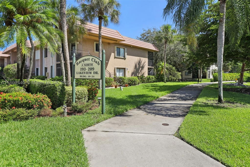 Real estate property located at 195 Lakeview Dr #105, Broward, Racquet Club Apartments A, Weston, FL