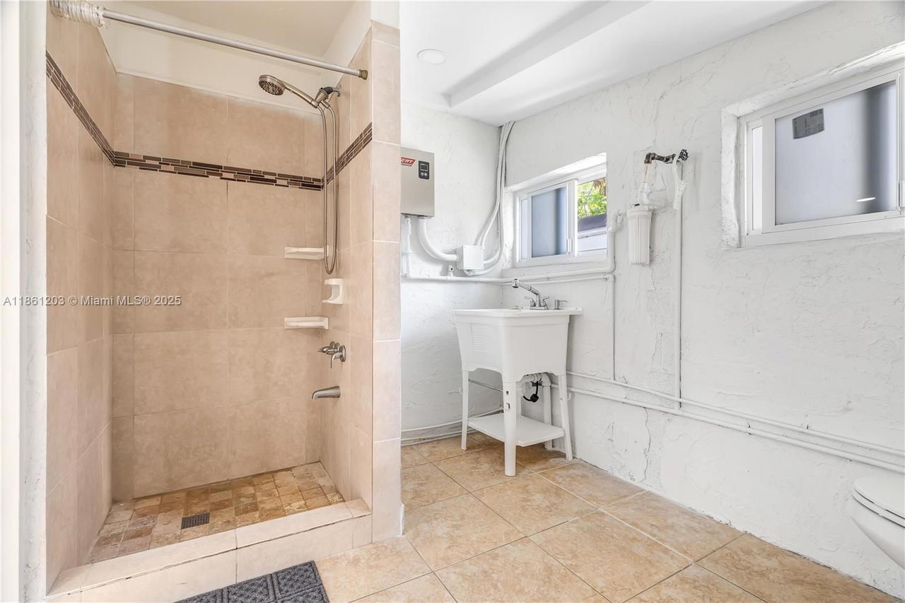 Real estate property located at 17201 37th Ave, Miami-dade, Myrtle Grove 1st Addn, Miami Gardens, FL