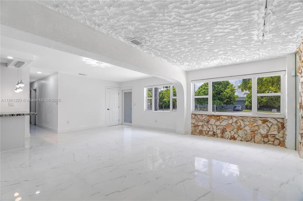 Real estate property located at 17201 37th Ave, Miami-dade, Myrtle Grove 1st Addn, Miami Gardens, FL
