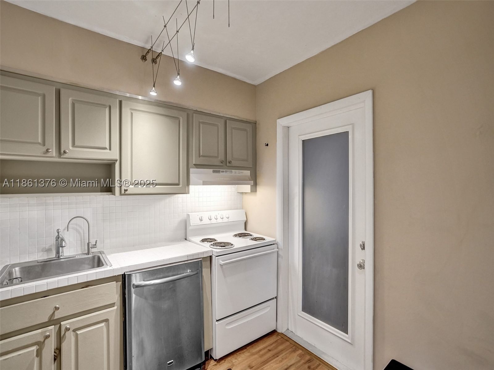 Real estate property located at 4900 WASHINGTON ST #203, Broward, Hillcrest Country Club Ap, Hollywood, FL