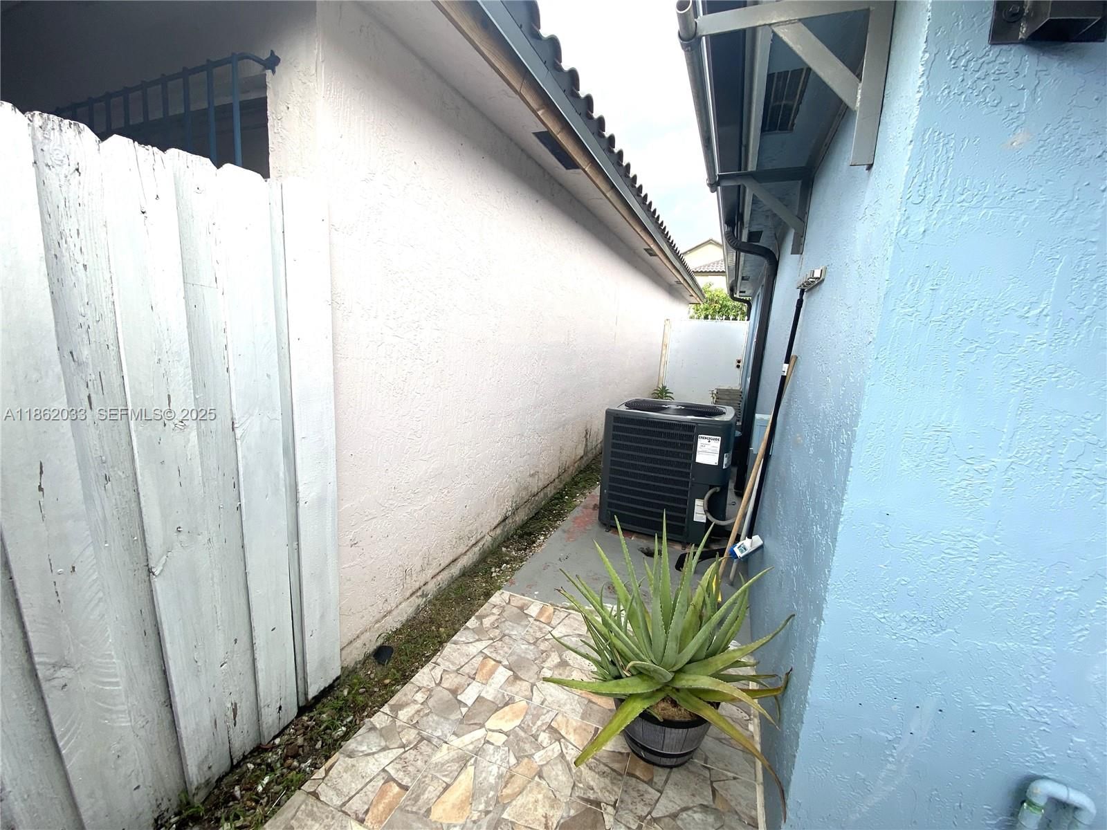 Real estate property located at 11564 7th St, Miami-dade, University Courts Sub, Sweetwater, FL